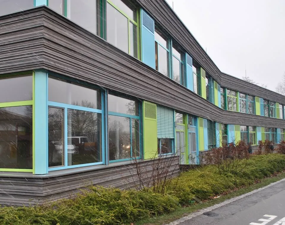Holzfassade in wechselnden Breiten und Tiefen