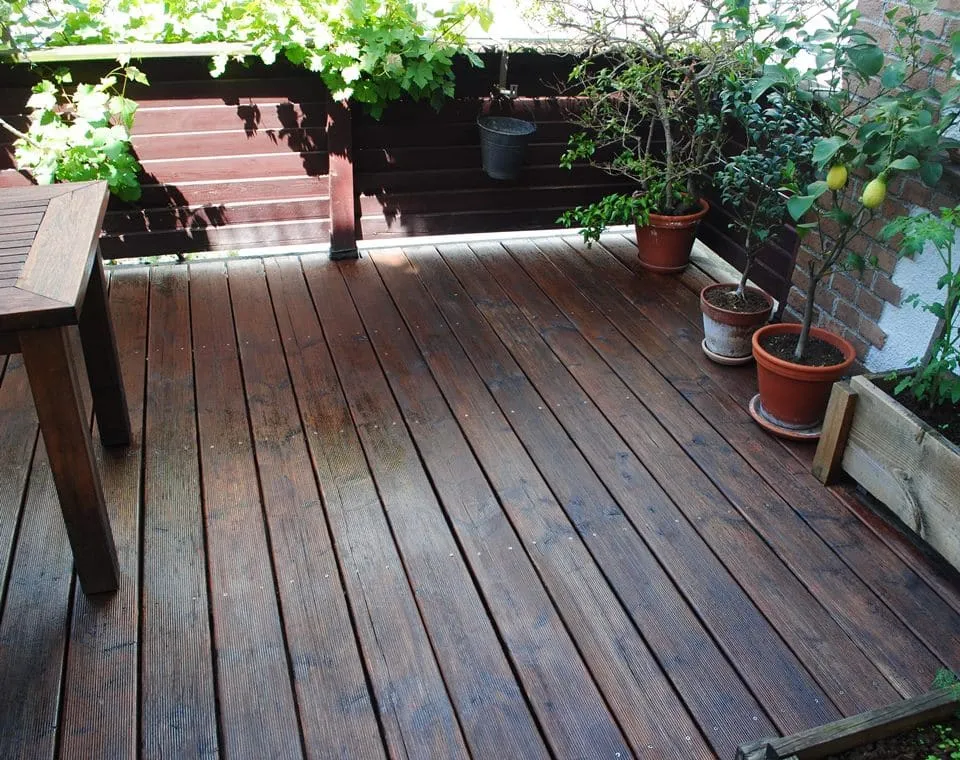Holzterrasse pflegen und aufbereiten