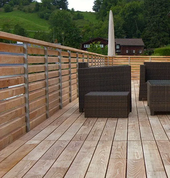 Holzmuster Robinie Terrassendiele TSK 23x118 bombiert